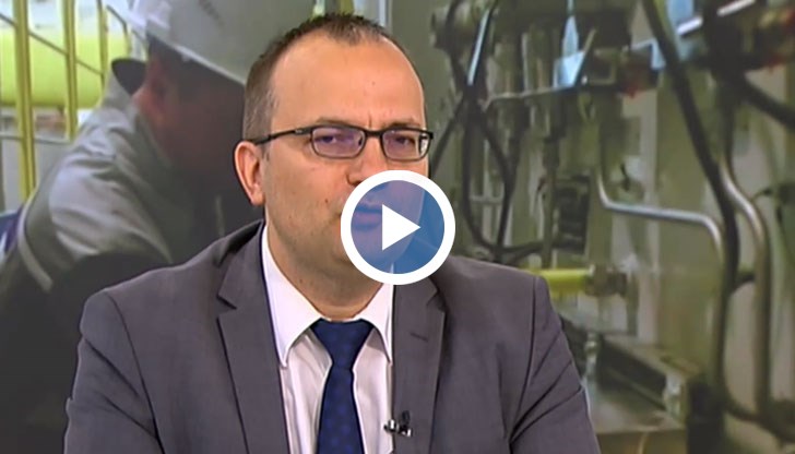 Умният вариант е да се въведат две тарифи - за парното и за газа, заяви той