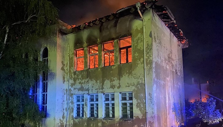 Тази нощ, близо четири часа, огнеборци и местни жители са се борили да спасят сградата