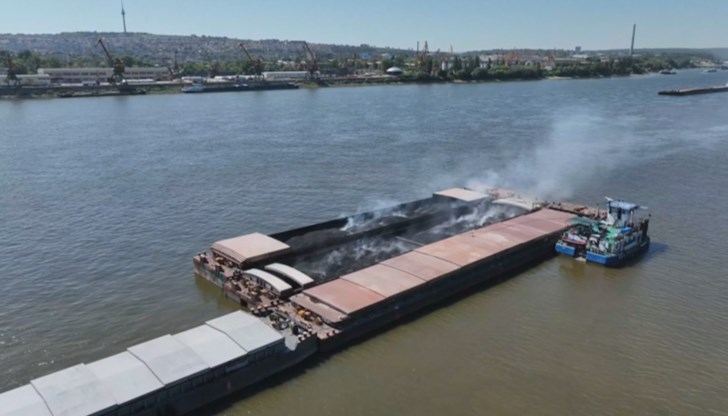 Пожарът е обхванал и втора баржа и има опасност да засегне и третата