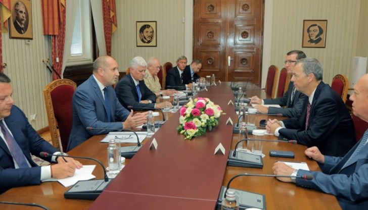 Президентът призова за решения, които да не допуснат България да загуби отбранителни способности