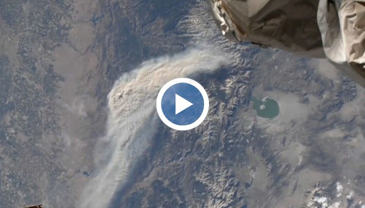 Около 2000 пожарникари се борят с него