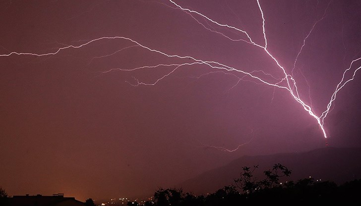 Образува се на високи места, като телевизионни кули и небостъргачи, секунда след обикновен удар, който е натрупал положителен ел. заряд