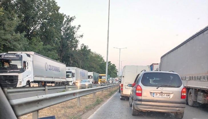 Блокирани са камиони, коли и автобуси