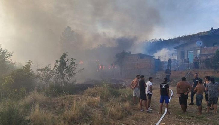 Пожарът е обхванал местността "Зайчева гора"