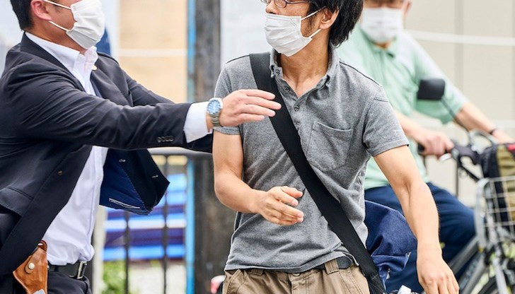 Момент от залавянето на атентатора Тецуя Ямагами