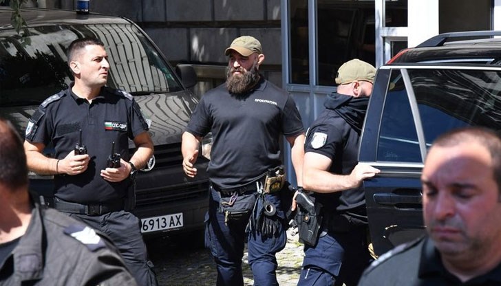 Главният прокурор напомни, че арестът на Борисов бил незаконен, но забрави, че и задържането на съветниците на Радев също е