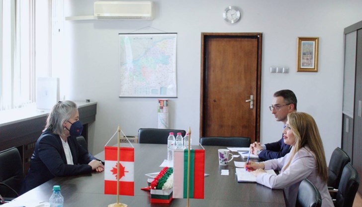 Заводът за автомобилни части продължава да отделя задушливи миризми, които тровят всички русенци, заяви заместник – кметът Златомира Стефанова