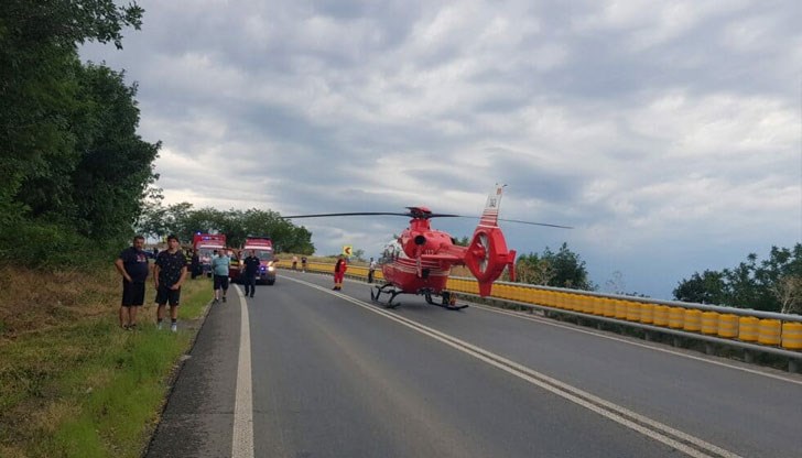 Шофьорът на лекия автомобил е откаран в болница с хеликоптер на Службата за спешна мобилна помощ