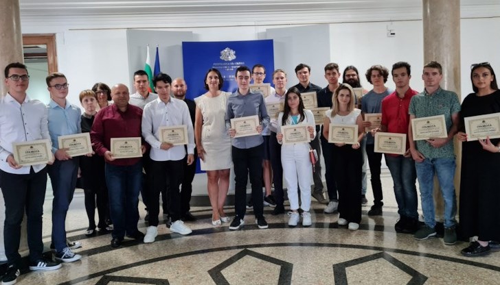 Общо 34 са отличените ученици по програмата „Обучение за ИТ умения и кариера“