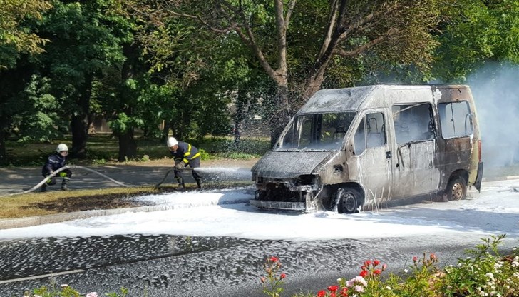 Няма пострадали, пътниците и шофьора са се евакуирали веднага