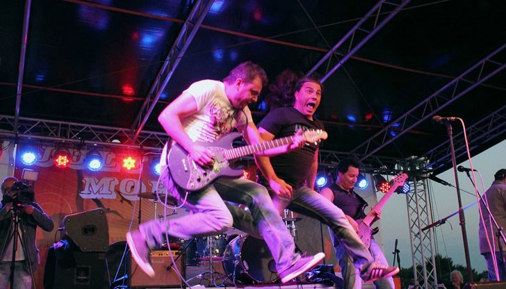 В „Мюзикъл и Рок“ вземат участие и музикантите и солисти и оркестъра на МДТ „Константин Кисимов“ Велико Търново