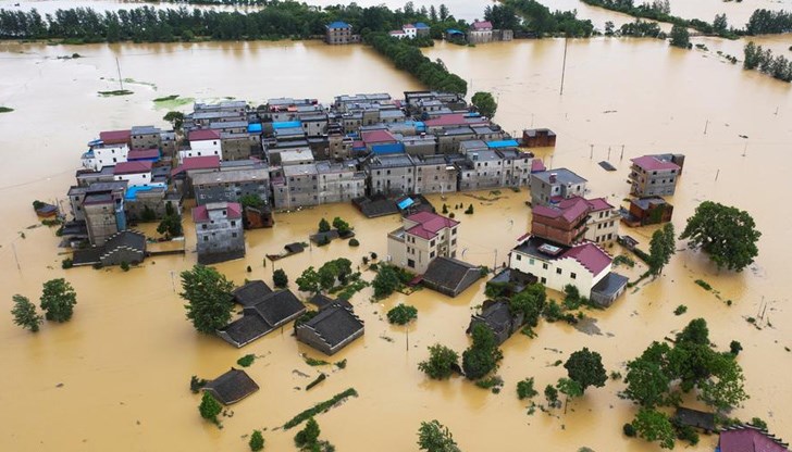 тотици хиляди в Южен и Централен Китай вече са напуснали родните си места заради наводненията