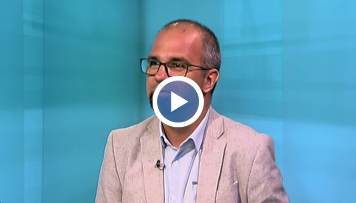 Според него е малко вероятно третият мандат да отиде при партията на Слави Трифонов или при БСП.