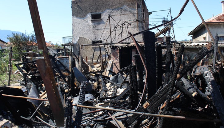 Унищожени са 110 кв. м. покривна конструкция, черна, бяла и компютърна техника, дърва за огрев, автомобил