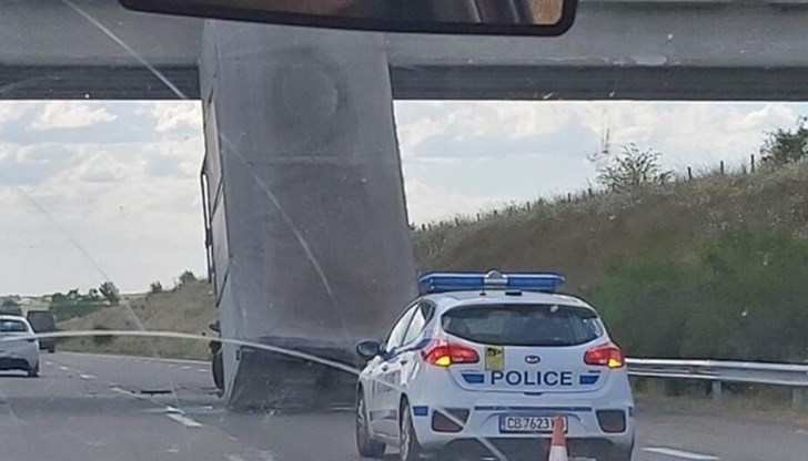 Шофьорът забелязал след километри, че ремаркето се откъснало