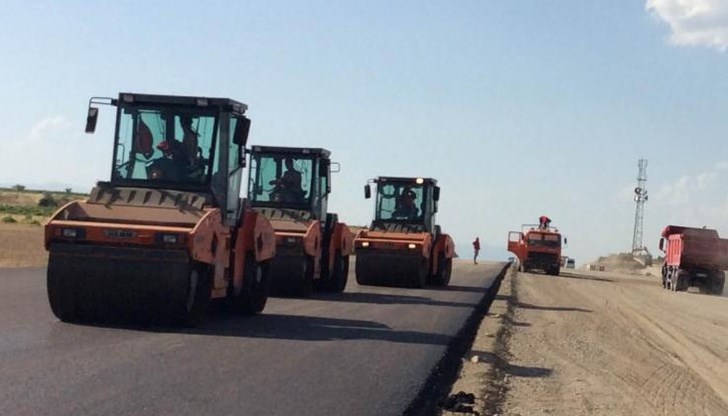 Предвижда се съществуващото трасе на първокласния път да остане дублиращо и по него да преминава трафикът към промишлената южна зона на Велико Търново Предвижда се съществуващото трасе на първокласния път да остане дублиращо и по него да преминава трафикът към промишлената южна зона на Велико Търново