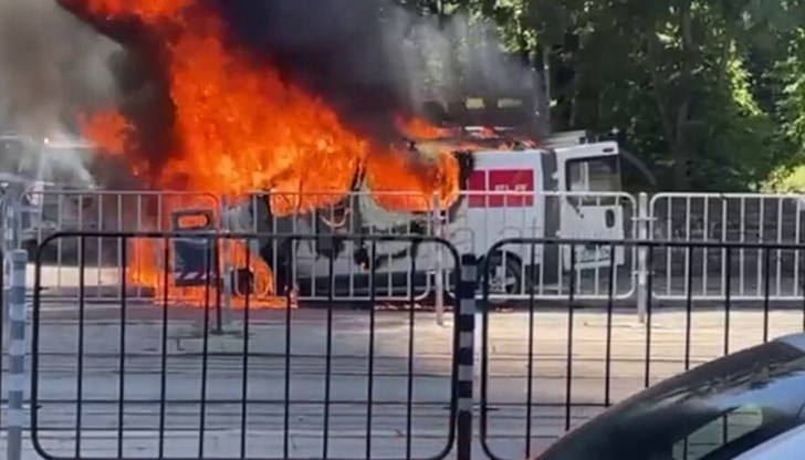 Според очевидци в автомобила е имало двама мъже, които са успели да излязат от нея преди тя да пламне