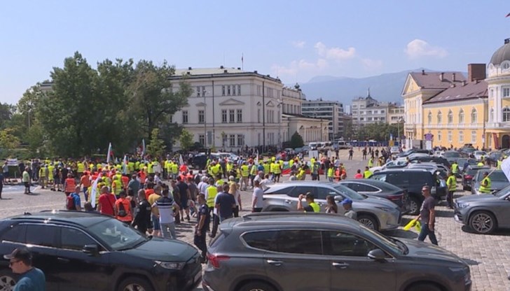 Пред Народното събрание недоволните разпъват палатков лагер. Пред Народното събрание недоволните разпъват палатков лагер.
