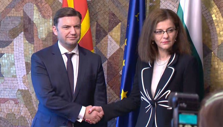 Същинските преговори за евроинтеграцията на Скопие ще започнат след вписването на българите в конституцията, заяви външният министър