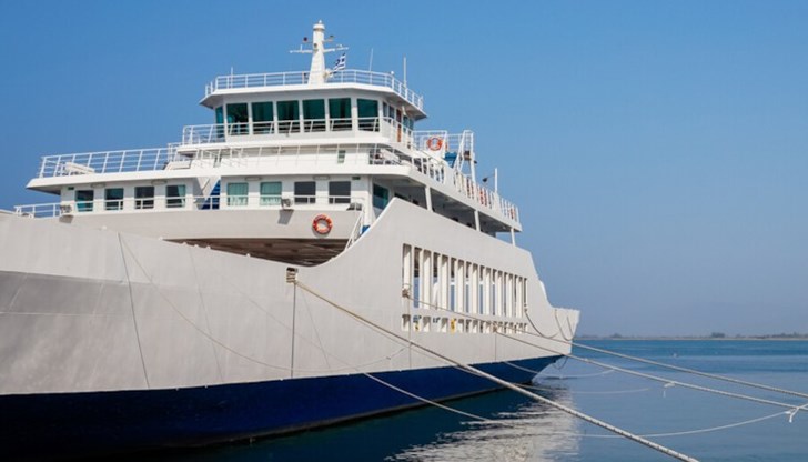 Круизните кораби стоят на пристанища, а товарните - на котвени стоянки, обясни той. Круизните кораби стоят на пристанища, а товарните - на котвени стоянки, обясни той.