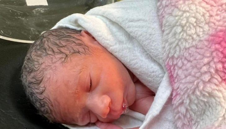 Бебе под 1 килограм се роди успешно в Асеновград