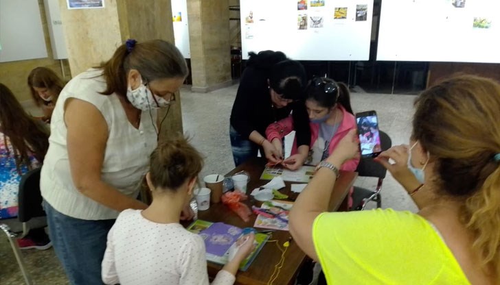 Изработените творби ще имат право да бъдат експонирани на реалната изложба през септември в Галерия Библиотека на РБ „Любен Каравелов“