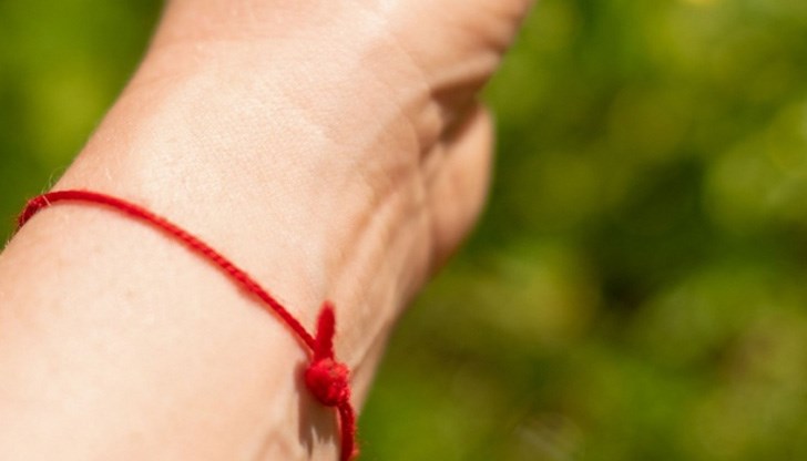 Много хора вярват, че червените нишки предпазват от лицемерите, от завистниците, от лошите очи