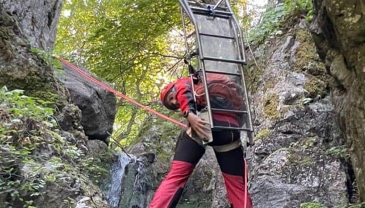 Планинските спасители, участвали в акцията, успяват да извадят от пропастта тялото на загиналия мъж, като използват катерачески пособия и техника Планинските спасители, участвали в акцията, успяват да извадят от пропастта тялото на загиналия мъж, като използват катерачески пособия и техника