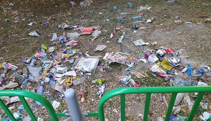 Така изглежда детската площадка пред блок 114 в квартал "Чародейка"