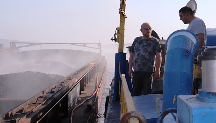 Разтовариха секцията с метал, ще продължи поливане с вода на въглищните баржи