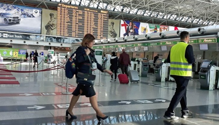 Причината е стачка на летателния персонал, стюардесите и пилотите