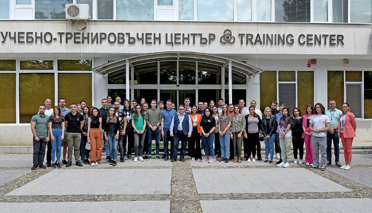 Стажантите в по-голямата си част предпочитат да работят два месеца в централата