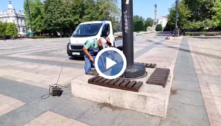 Започна подмяна на дървените скари за сядане в пространството на площада пред община Русе