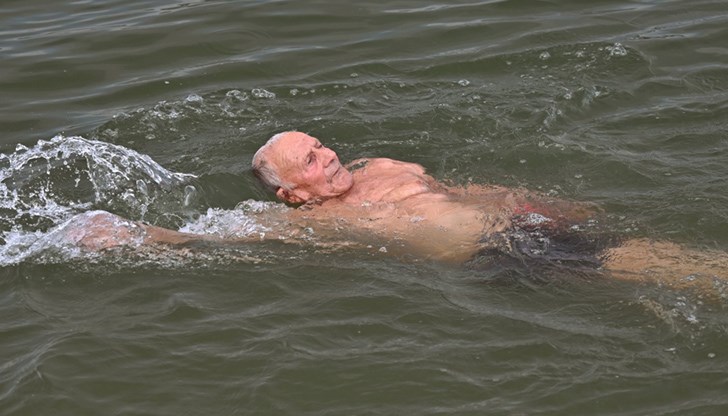 Най-възрастният русенски плувец-ветеран преплува 9 километра по река Дунав