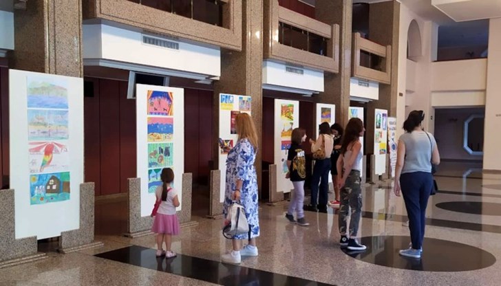 Изложбата е на художниците от Клуб „Палитра“ към Общинския младежки дом