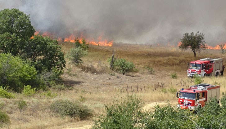 Огнеборците гасиха пламнали сухи треви, запалило се външно тяло на климатик, разчистваха и паднали дървета и клони Огнеборците гасиха пламнали сухи треви, запалило се външно тяло на климатик, разчистваха и паднали дървета и клони