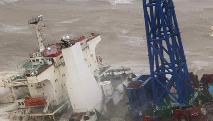 Плавателният съд се оказал в епицентъра на тайфуна "Чаба"