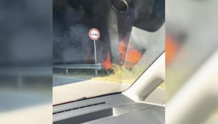 Кола избухна в пламъци след сблъсък с колоните на мост