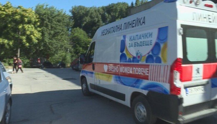 Д-р Елена Атанасова транспортира бебето до неонатологичното отделение на университетска болница „Пловдив“