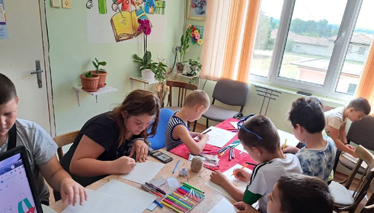 До края на лятната ваканция всяка седмица малчуганите ще огласят със звънките си гласове читалнята и залата на читалището