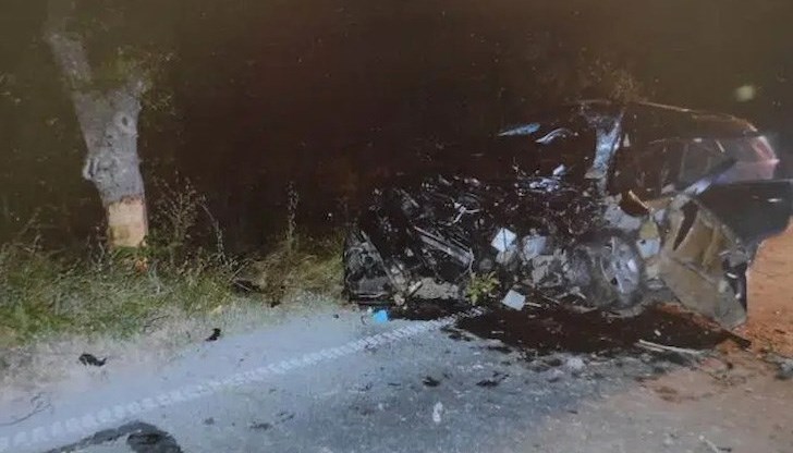 Автомобилът му се е забил челно в дърво Автомобилът му се е забил челно в дърво