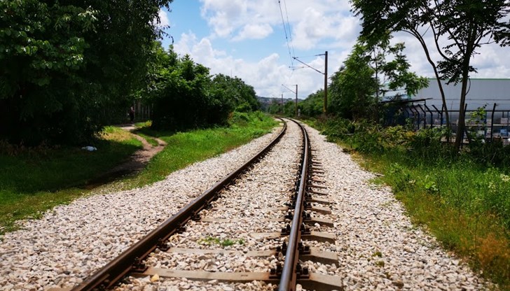 При инцидента няма пострадали хора, но е засегнат 200-метров участък от железопътната инфраструктура При инцидента няма пострадали хора, но е засегнат 200-метров участък от железопътната инфраструктура