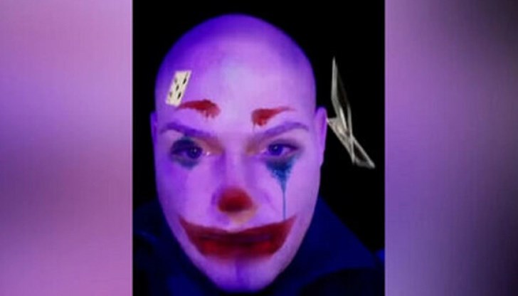 Във въпросното видео двама полицаи с маски на антимафиоти са се снимали пред хипермаркет, използвайки полицейски атрибути Във въпросното видео двама полицаи с маски на антимафиоти са се снимали пред хипермаркет, използвайки полицейски атрибути