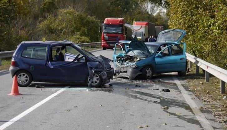Колата на младата жена с дете е ударена челно от румънски шофьор
