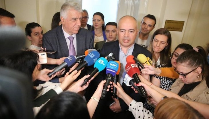 Това е трайно намаление на цената заради освобождаването от ДДС на хляба и брашното, заяви той