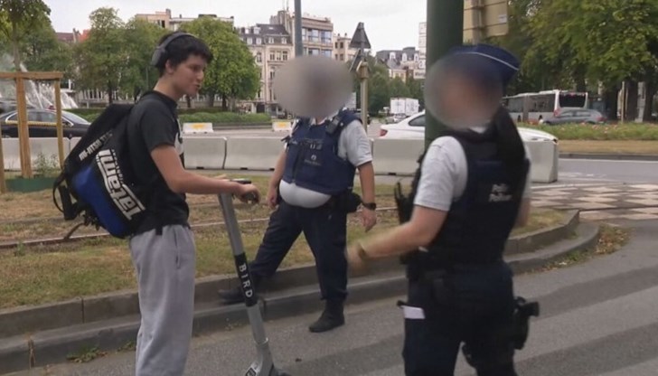 В Белгия вече е забранено карането на скутери по тротоарите, както и качването на двама души едновременно