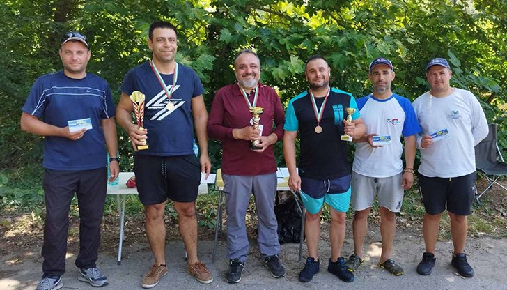 В състезанието се включиха 24 участници, които ловиха амур, шаран, каракуда и платика