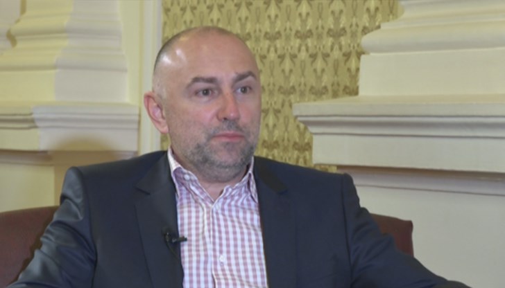 "Разми се, че в бюджета има изключително много пера за бизнеса и хората. Не искам да мисля, че това е предизборен бюджет. И в юни месец приходите се покачват от ДДС, от другите неданъчни приходи и това показва, че сме били на прав път", каза Каримански