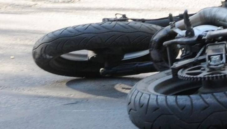 Мотористът загубил контрол над машината и паднал на пътното платно / Снимката е илюстративна Мотористът загубил контрол над машината и паднал на пътното платно / Снимката е илюстративна