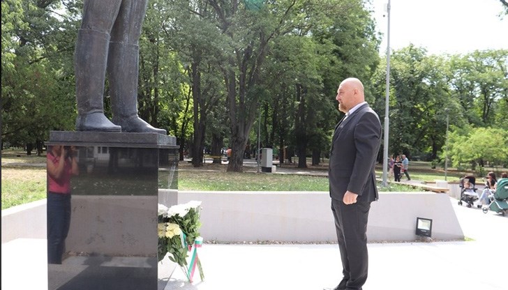 Днес политиците забравят, че народната работа стои над всичко, допълни областният управител на Русе